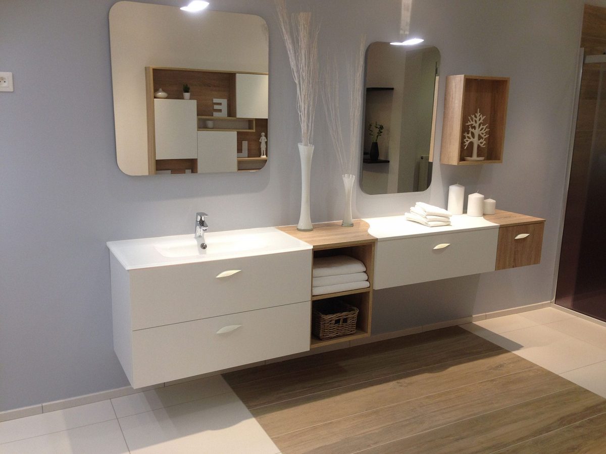 Salle de bain, lavabo, miroir modern
